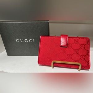 🏝️NEW - Authentic Gucci GG Red Passport Holder & Authentic Gucci Box 🏝️